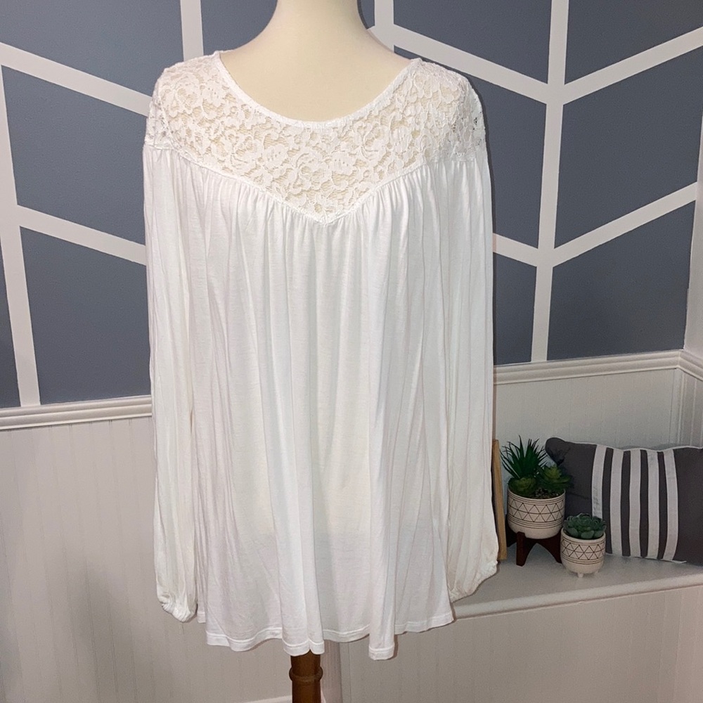 H&M Ivory top w/ lace detail around neck line
